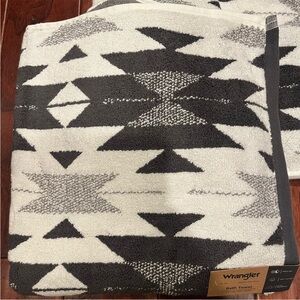 Wrangler Black and White Geometric Bath and Hand Towel Set